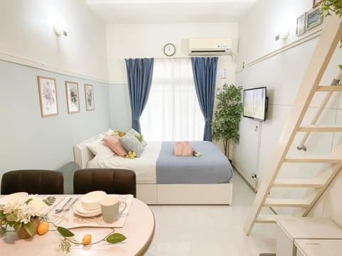 Bed, TV and multimedia, Living room, Photo of the whole room, Bedroom