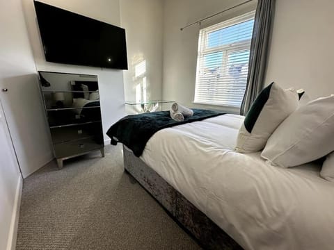 TV and multimedia, Photo of the whole room, Bedroom