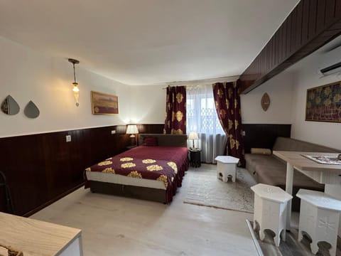 Bed, TV and multimedia, Living room, Photo of the whole room, Seating area, Bedroom, hair dresser