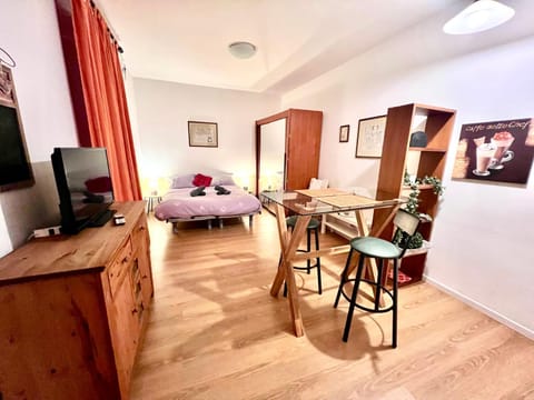 Kitchen or kitchenette, Living room, Seating area, Dining area, Bedroom, hair dresser