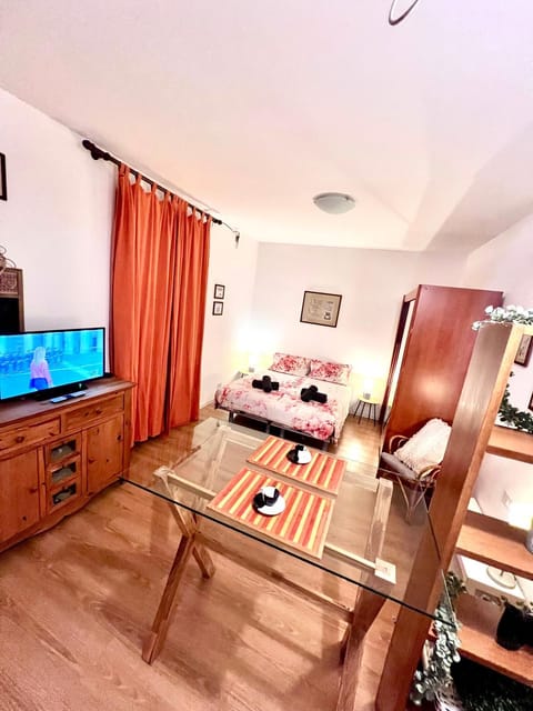 TV and multimedia, Photo of the whole room, Dining area, Bedroom
