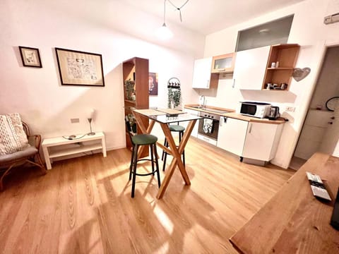 Kitchen or kitchenette, Living room, Seating area, Dining area, minibar, pet friendly, stove