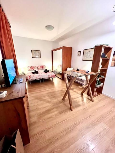 TV and multimedia, Photo of the whole room, Seating area, Bedroom