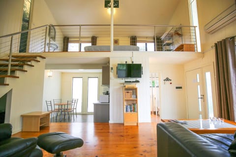 Bed, TV and multimedia, Kitchen or kitchenette, Living room, Seating area, Dining area, Bedroom, air conditioner