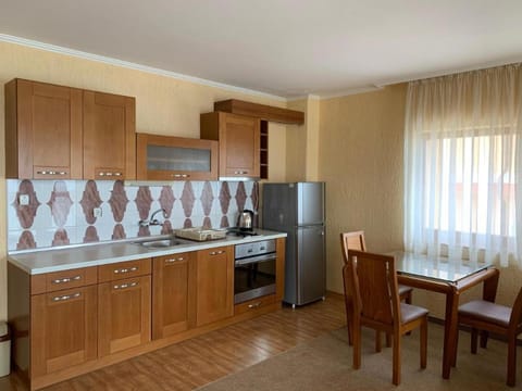Kitchen or kitchenette, Dining area, minibar, oven, pet friendly, stove