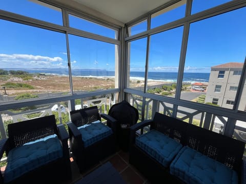 Day, Natural landscape, Balcony/Terrace, Seating area, Sea view