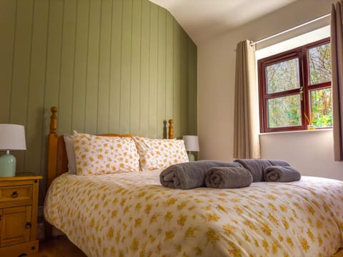 Bed, Bedroom, Garden view