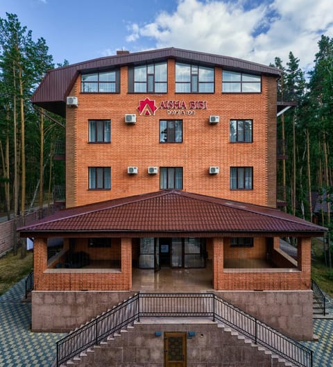 Property building, Facade/entrance, Spring, Day, Summer, Autumn