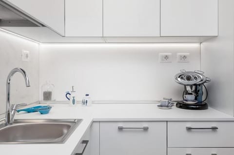 Coffee/tea facilities, Kitchen or kitchenette, stove