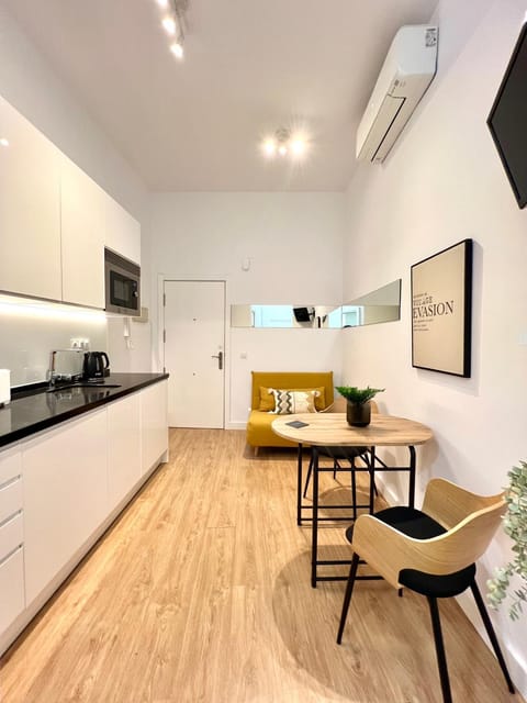 TV and multimedia, Kitchen or kitchenette, Living room, Seating area, Dining area, minibar, stove, air conditioner