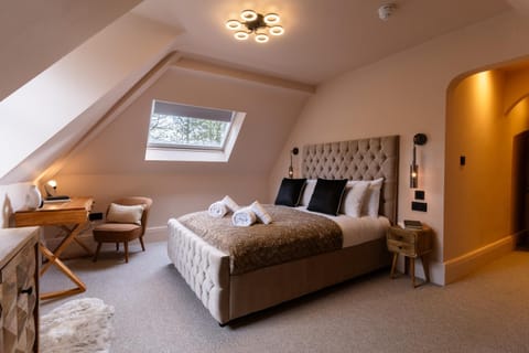 Bed, Photo of the whole room, Seating area, Bedroom, Guests, Area and facilities, hair dryier, storage, towels, wardrobe