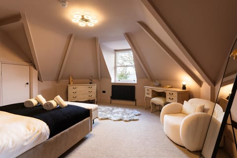 Bed, Photo of the whole room, Seating area, Bedroom, Guests, Area and facilities, hair dryier, storage, towels, wardrobe