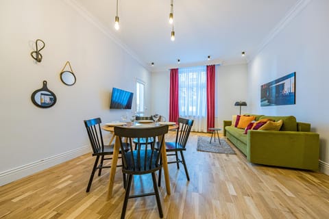 Communal lounge/ TV room, TV and multimedia, Living room, Seating area, Dining area