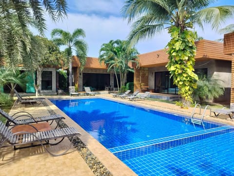 Property building, Pool view, Swimming pool, Swimming pool, sunbed