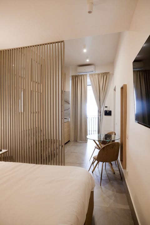 Bed, TV and multimedia, View (from property/room), Living room, Lounge or bar, Photo of the whole room, Seating area, Area and facilities, hair dresser
