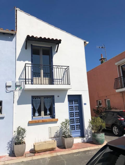 Property building, Facade/entrance, Off site