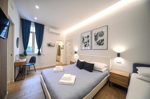 Bed, TV and multimedia, Photo of the whole room, Bedroom, hair dresser, towels, air conditioner