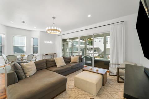 TV and multimedia, Balcony/Terrace, Living room, Seating area, Dining area