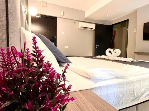 Bed, TV and multimedia, Photo of the whole room, Bedroom, towels, air conditioner