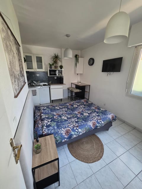 Communal lounge/ TV room, Bed, TV and multimedia, Kitchen or kitchenette, Dining area, stove