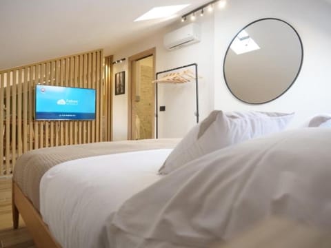 Bed, TV and multimedia, Photo of the whole room, Bedroom