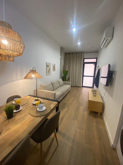 TV and multimedia, Living room, Seating area, Dining area, air conditioner