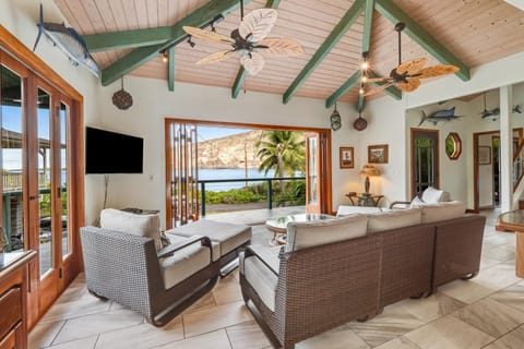 Manini Beachfront Getaway House in Kealakekua Bay