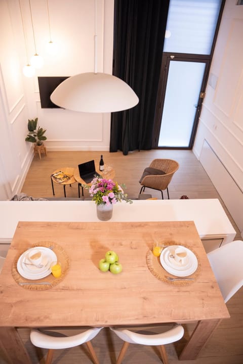 Living room, Food and drinks, Seating area, Dining area, Food