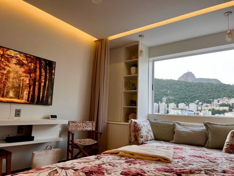 Bed, Natural landscape, TV and multimedia, Seating area, Bedroom, Landmark view, Mountain view, hair dresser
