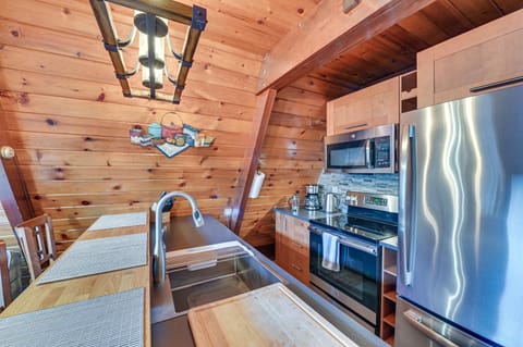 Walk to Ski Lift! Charming Hunter A-Frame House in Hunter