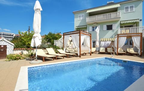 Property building, Patio, Day, Pool view, Swimming pool, sunbed