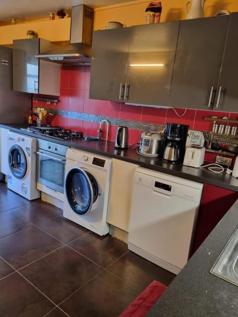 Coffee/tea facilities, Kitchen or kitchenette, dishwasher, pet friendly, stove, toaster, washing machine, dryer