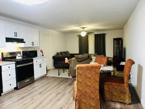 TV and multimedia, Kitchen or kitchenette, Living room, Seating area, Dining area, Evening entertainment, dishwasher, minibar, pet friendly, stove, kitchen