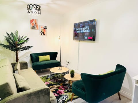 Communal lounge/ TV room, TV and multimedia, Living room, Evening entertainment