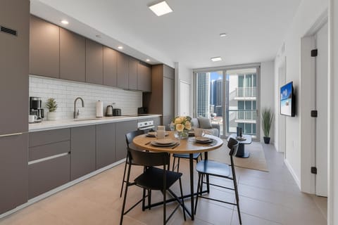 Kitchen or kitchenette, Living room, Seating area, Dining area, stove