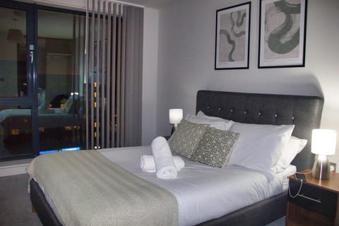 Bed, Photo of the whole room, Bedroom, towels