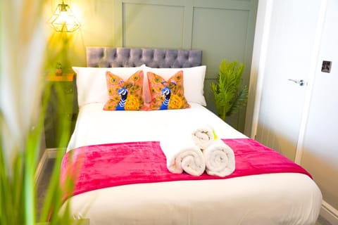 The Invicta Studios - Spacious Studios - City Centre Location - Contractor Friendly - Free WiFi - Smart TV - Desk Space - Well Designed - Communal Garden Apartment in Huntingdonshire District