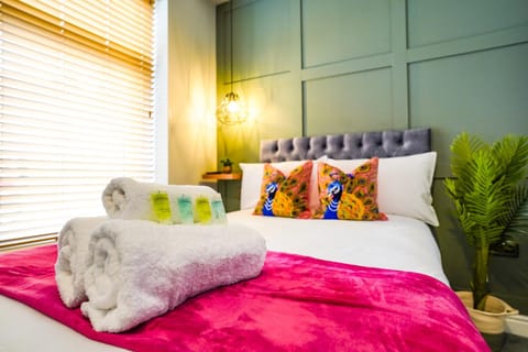 The Invicta Studios - Spacious Studios - City Centre Location - Contractor Friendly - Free WiFi - Smart TV - Desk Space - Well Designed - Communal Garden Apartment in Huntingdonshire District