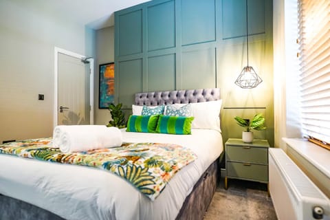 The Invicta Studios - Spacious Studios - City Centre Location - Contractor Friendly - Free WiFi - Smart TV - Desk Space - Well Designed - Communal Garden Apartment in Huntingdonshire District