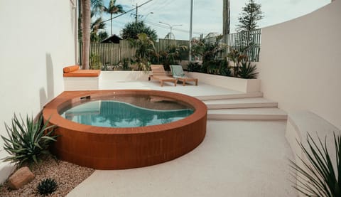 Patio, Day, Hot Tub