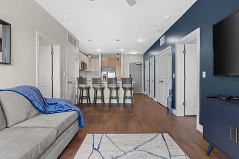 TV and multimedia, Kitchen or kitchenette, Living room, Seating area, Dining area