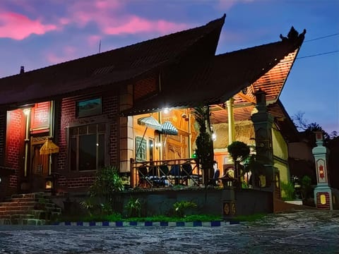 Property building, Night, Garden, Living room, Seating area, Meeting/conference room, Garden view