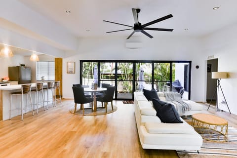 Kitchen or kitchenette, Seating area, Dining area