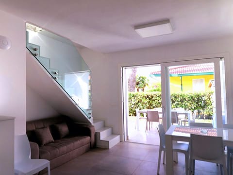 Communal lounge/ TV room, Living room, Dining area