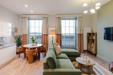 TV and multimedia, Living room, Seating area, Evening entertainment