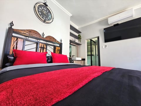 Bed, TV and multimedia, Bedroom, air conditioner