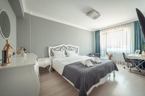 Bed, TV and multimedia, Living room, Photo of the whole room, Seating area, Bedroom, fireplace, hair dresser, towels, air conditioner