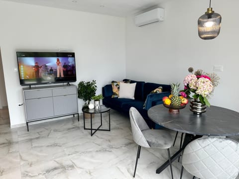 TV and multimedia, Kitchen or kitchenette, Living room, Seating area
