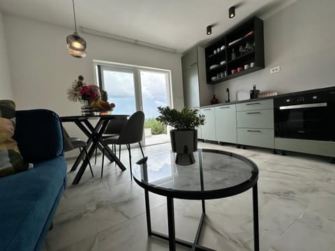 Kitchen or kitchenette, Living room, Seating area, Dining area