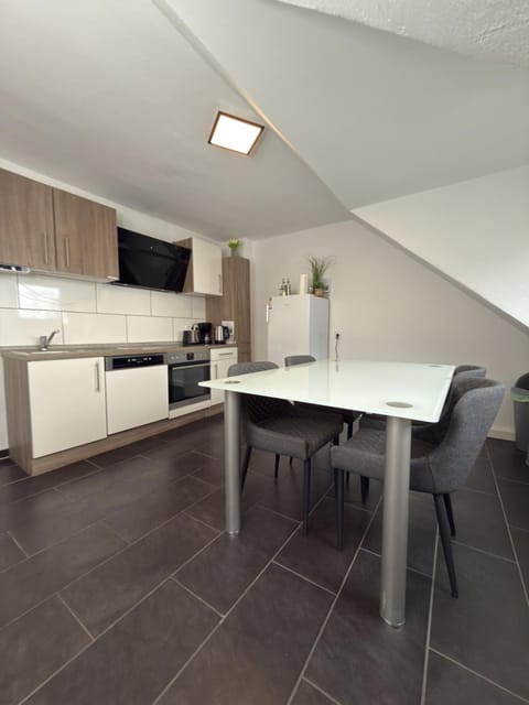 Kitchen or kitchenette, Dining area, oven